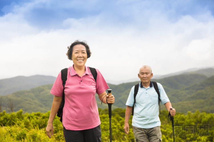 幸福的高級夫婦在山上徒步旅