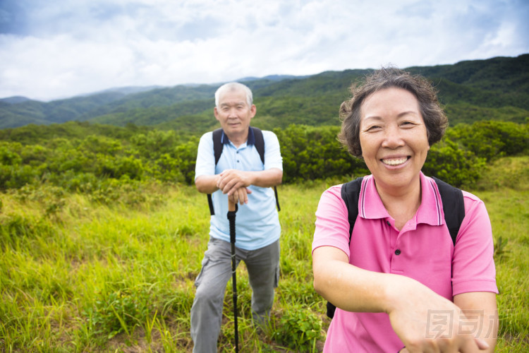 幸福的高級夫婦在山上徒步旅