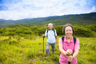 幸福的高級夫婦在山上徒步旅