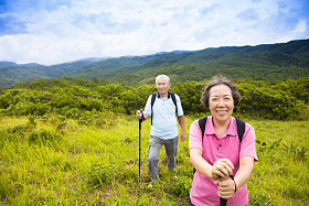 幸福的高级夫妇在山上徒步旅