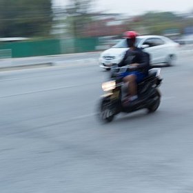 轿车和摩托车驾驶路上交通堵塞在城