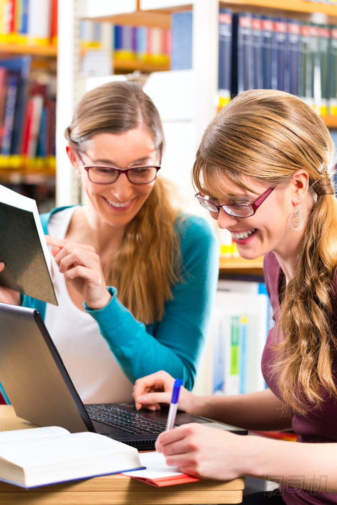 學(xué)生在圖書館是一個(gè)學(xué)習(xí)小組照片