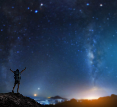 在上面的远足者照片