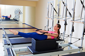 普拉提改革者女子仰泳锻