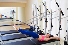 普拉提改革者女性长脊柱锻