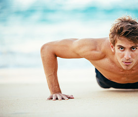 男运动员锻炼做俯卧撑图片