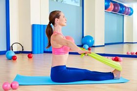 普拉提女子划船橡皮筋锻