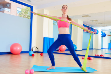 普拉提女士站在橡皮筋上锻