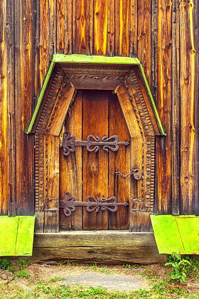 伪造的窗帘上的仿古木制门窗