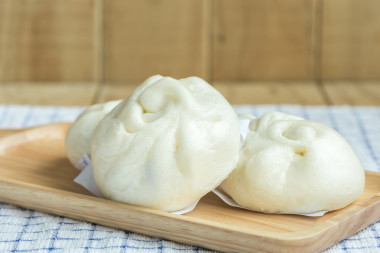 木托盤上的白饅頭照片