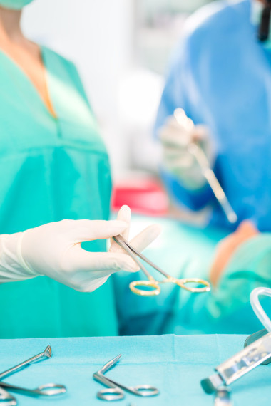 外科醫(yī)生在手術(shù)室給病人動(dòng)手術(shù)