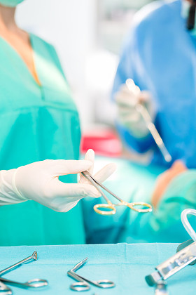 外科医生在手术室给病人动手术