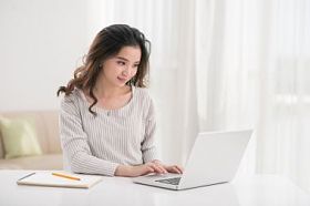在笔记本电脑上工作的女孩图片