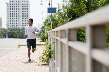 越南年輕人在戶外慢跑照片