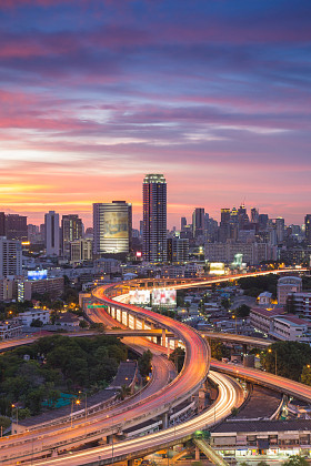 与美丽的天空高路交叉口曼谷市在日落