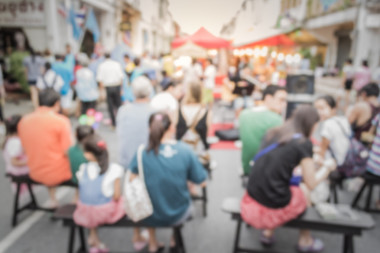 模糊的人在普吉島舊城的街道上