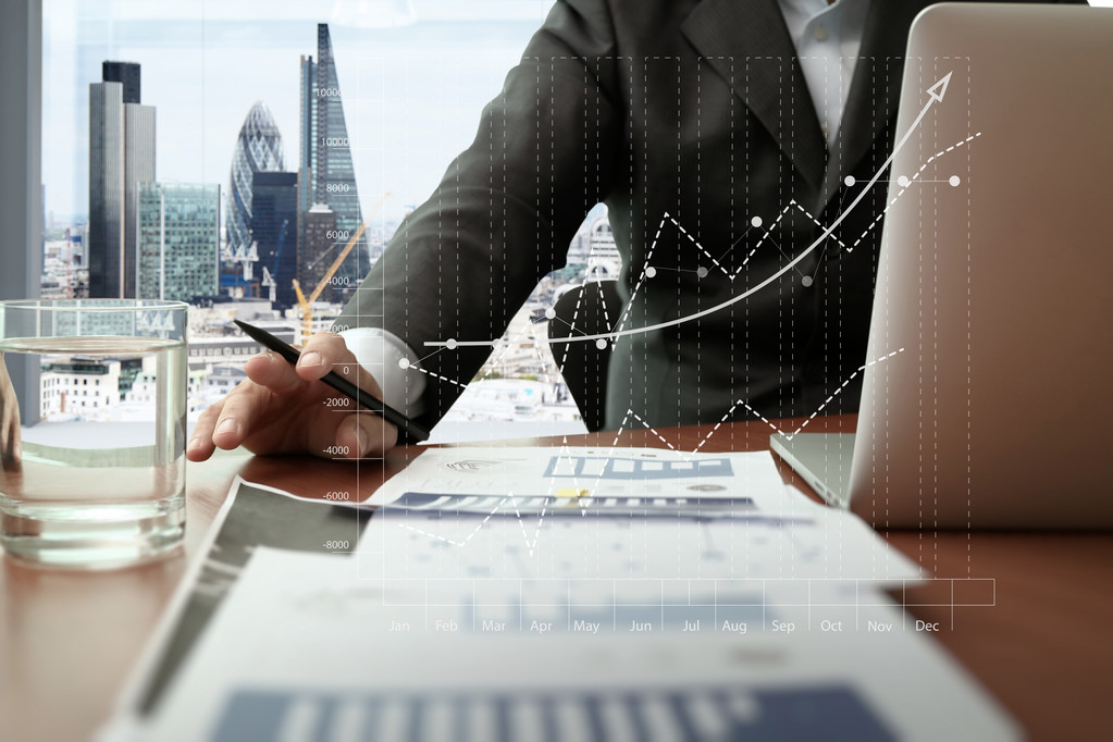 智能手机与数字办公室桌上的业务文档  智能手机与数字办公室桌上的业务文档