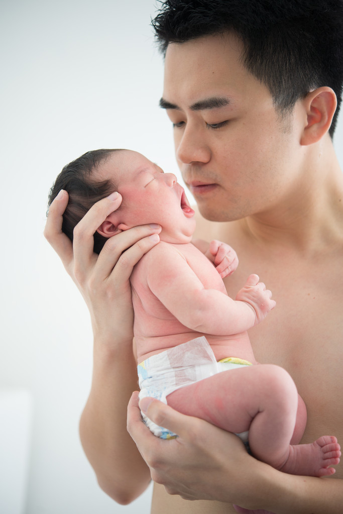 亚洲新生婴儿和爸爸 亚洲新生婴儿和爸爸