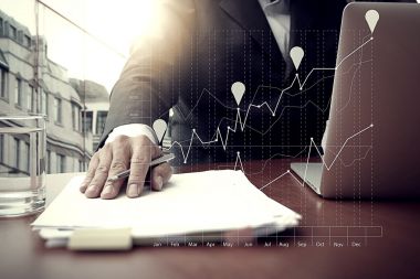 智能手机与数字办公室桌上的业务文档 智能手机与数字办公室桌上的业务文档