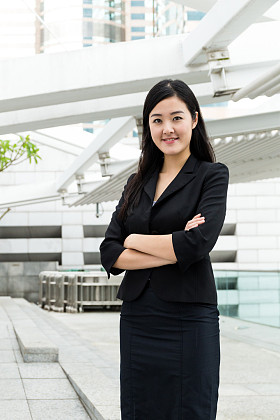 亚洲女商人在西装在室外