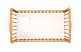 婴儿用枕头上白色背景孤立木摇篮