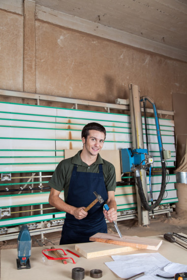 微笑木工用鑿子