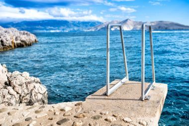 藍(lán)藍(lán)的天空、 清澈的水，海地平線和巖石上島壁紙