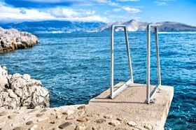 蓝蓝的天空、 清澈的水，海地平线和岩石上岛壁纸