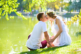 美丽爱夫妇等待孩子的画像。丈夫和妻子的产假，期待你的儿童或婴儿