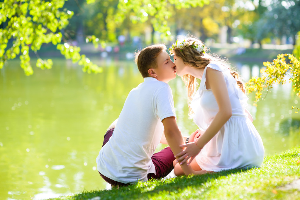 美丽爱夫妇等待孩子的画像。丈夫和妻子的产假,期待你的儿童或婴儿 美丽爱夫妇等待孩子的画像。丈夫和妻子的产假,期待你的儿童或婴儿