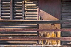 萨瓦河上的旧木筏小屋-细