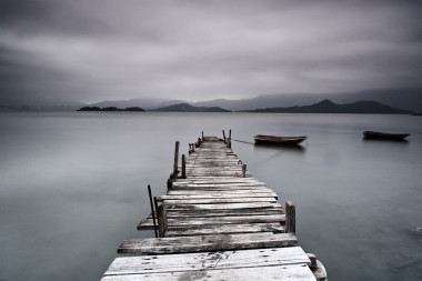 碼頭和船，低飽和度