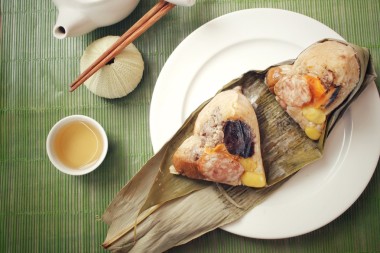 粽子有熱騰騰的茶圖片