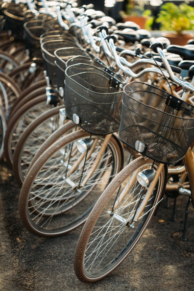 市行把车停在人行道上在欧洲，可以租自行车自行车