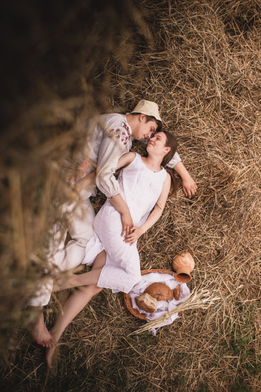 男人和女人走在村子里婚礼的性质