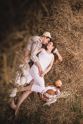 男人和女人走在村子里婚礼的性质