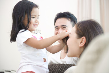 玩的开心亚洲家庭图片