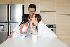 幸福的亚洲家庭图片