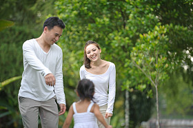 幸福的亚洲家庭