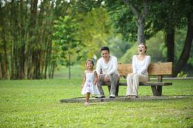 幸福的亚洲家庭