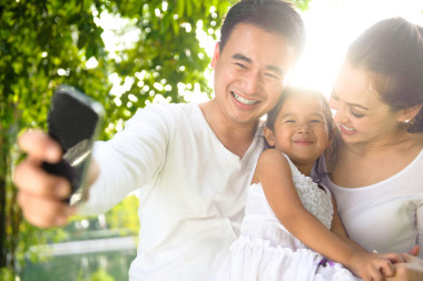亞洲家庭拍照