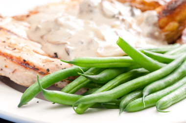 煎的雞扒配蘑菇汁和魚種土豆圖片