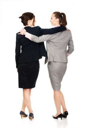 两个女人互相拥抱