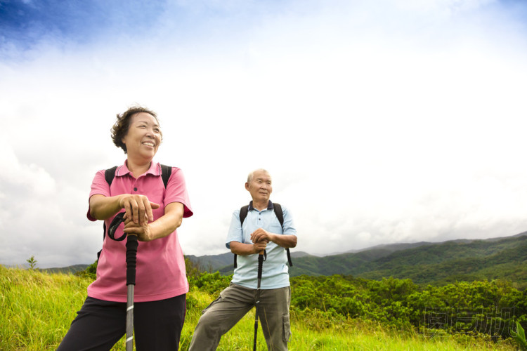 幸福的高級夫婦在山上徒步旅