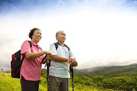 幸福的高级夫妇在山上徒步旅