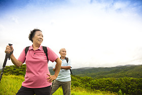 幸福的高级夫妇在山上徒步旅