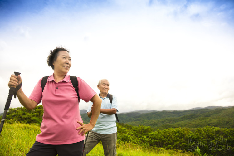 幸福的高級夫婦在山上徒步旅
