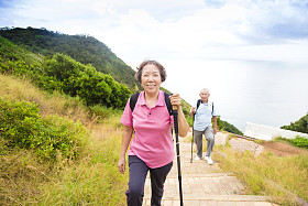快乐的年长夫妇徒步山公园照片