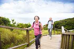快乐的年长夫妇徒步山公园