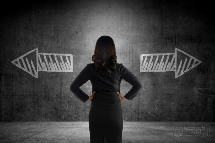 業(yè)務(wù)的女人有兩種方式之間進行選擇